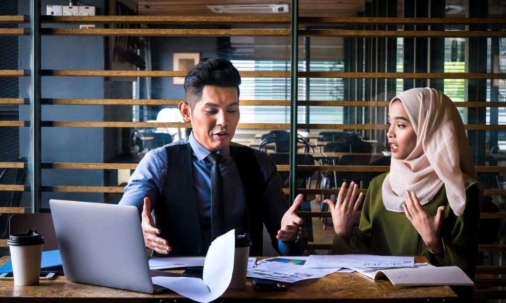 A sales manager mentoring a new hire